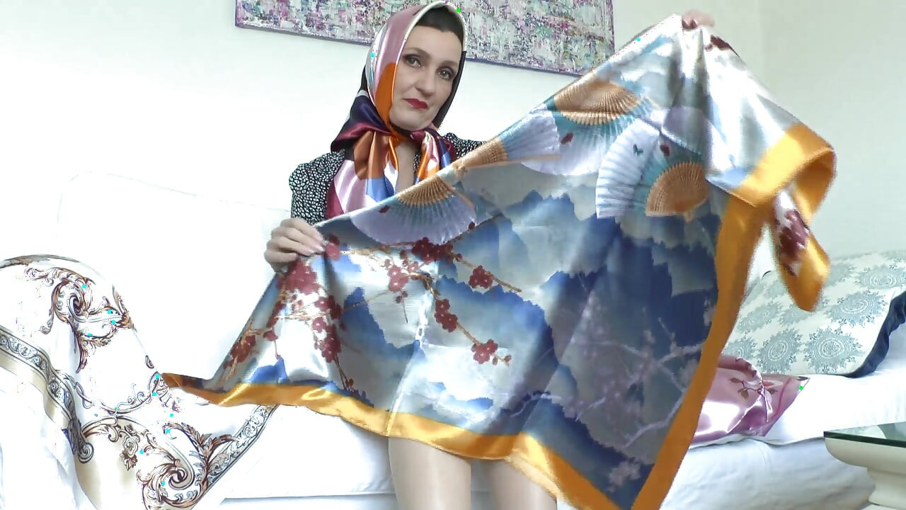 Chiếc khăn satin sáng bóng của tôi sẽ khiến bạn thích! Quý cô Victoria Valente