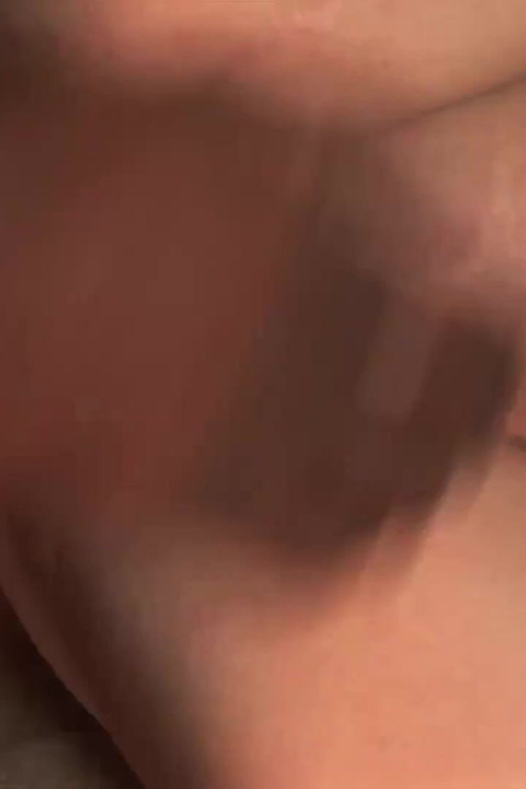 היא אוהבת כשמרססים אותה על הציצים