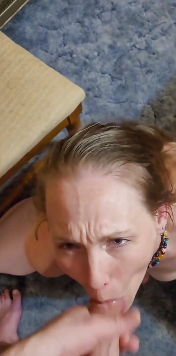 Een femboys kont vingeren terwijl ik aan zijn pik zuig totdat hij zijn lading over mijn hele gezicht schiet