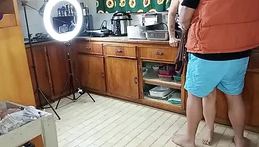 Salata yapmaya çalıştı ve sonra biraz yarak yedi
