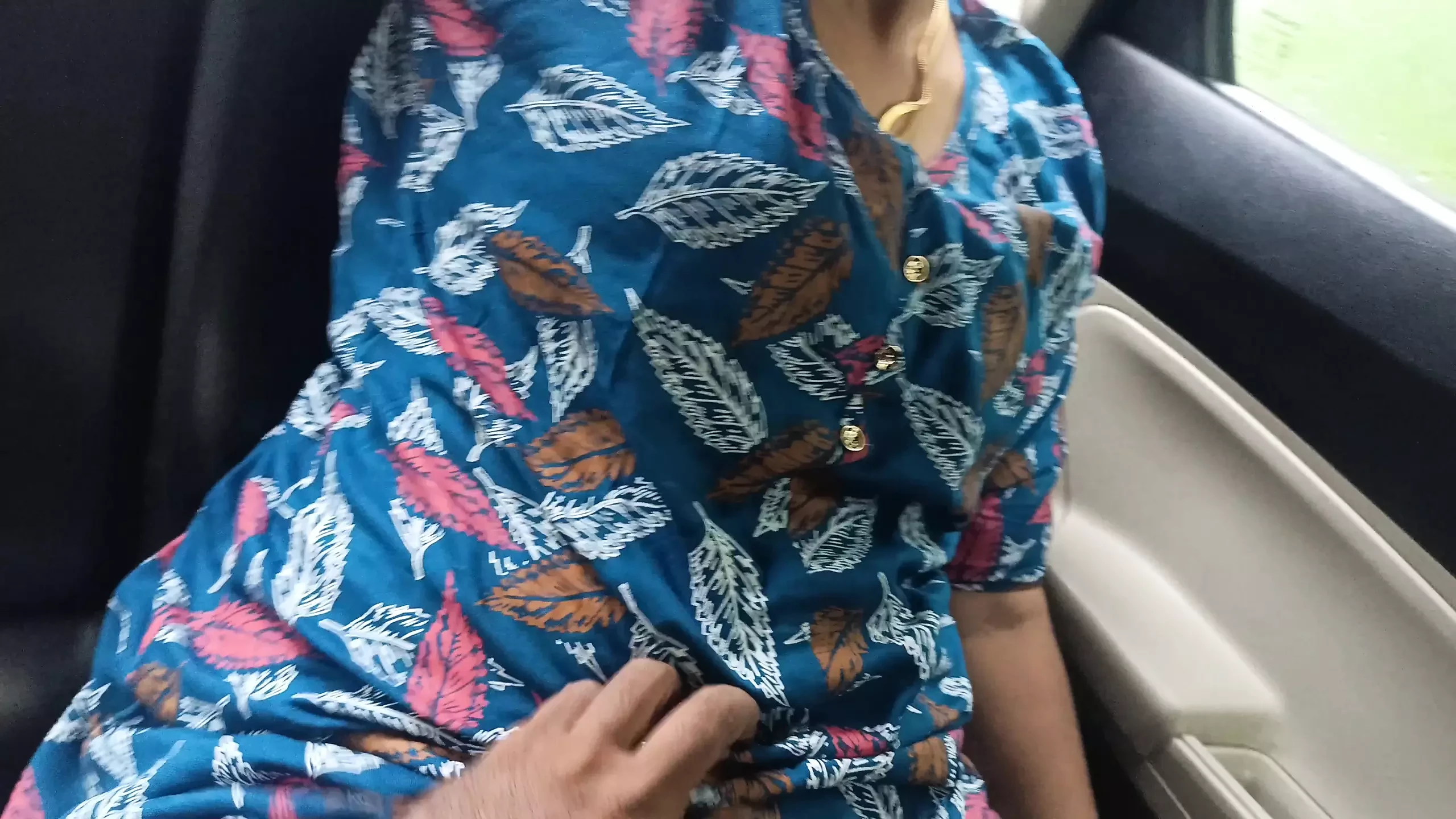 Awek pejabat menikmati percintaan main peranan dalam kereta