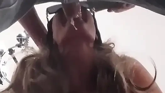 Blowjob MILF pirang dengan cumshot besar di mulut