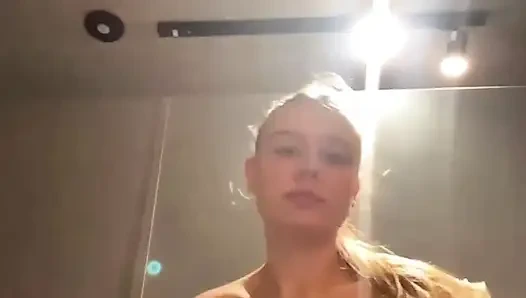 İlk kez riskli bir yerde fışkırtıyor. Kameraya otur