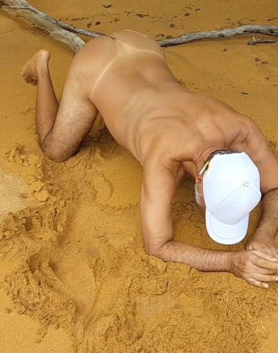 Ladysilva di posisi fours on the beach, pantatnya hot banget