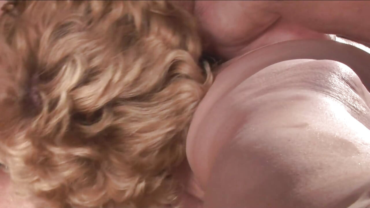 Две намазанные маслом лесбиянки играют друг с другом на улице