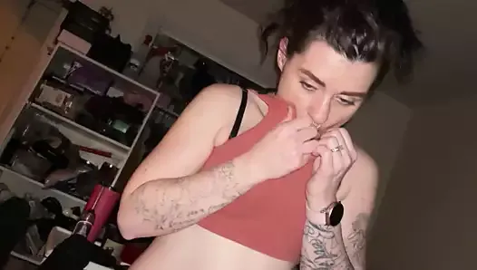 Girlfriend gives double blowjob