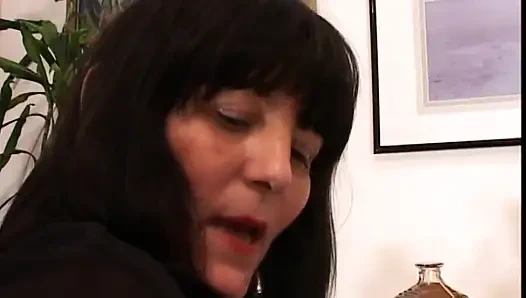 Reife hure mit einem schönen körper fickt hart und bekommt dann warmes sperma auf ihre titten