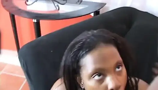 Şişman götlü tombul zenci kız zenci bir adamı emiyor ve sikiyor