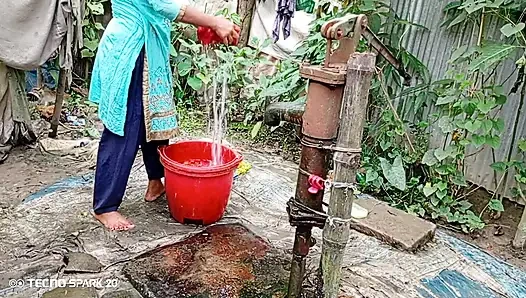 Erfrischen des Bads im Freien auf einem offenen Feld