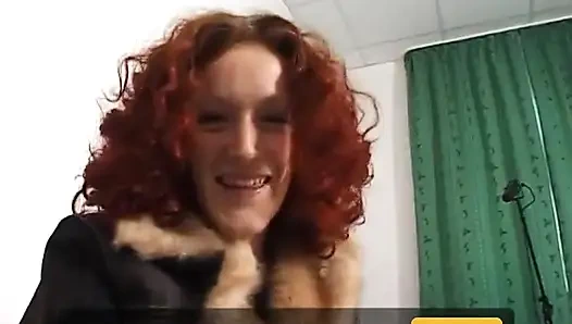 Kıvırcık saçlı kızıl saçlı genç kız bakış açısıyla parmaklanıyor