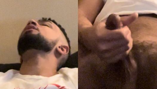 Mishaun se masturba para pornô e goza no púbis
