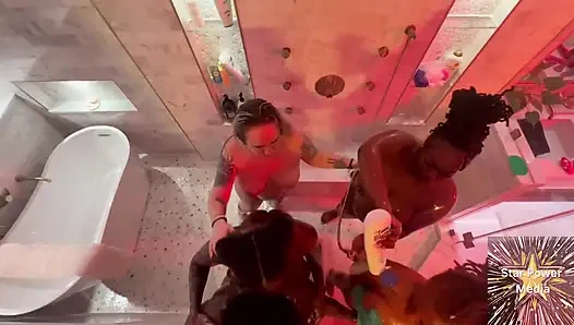 Omgiana'nın Sabunlu Lezbiyen Duş Partisi Ve 5 Kızlı Oyuncak Çifte Oyun