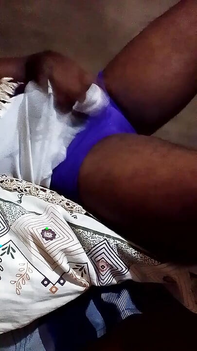 Cowok sri lanka dengan celana dalam bra