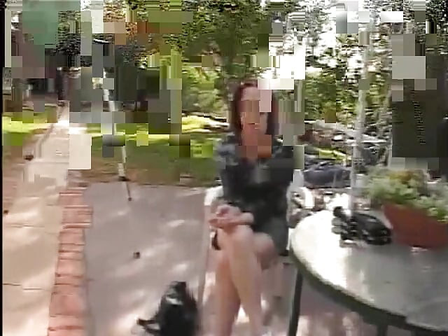 Seksi esmer kanepede bacaklarını açıyor ve kalın yarakla sikiliyor