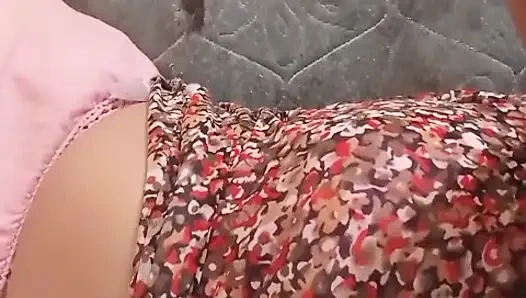 Она играет с ее возбужденной киской хорошо ее хорошо возбужденная с в Musterbation в ванной с болотными сиськами