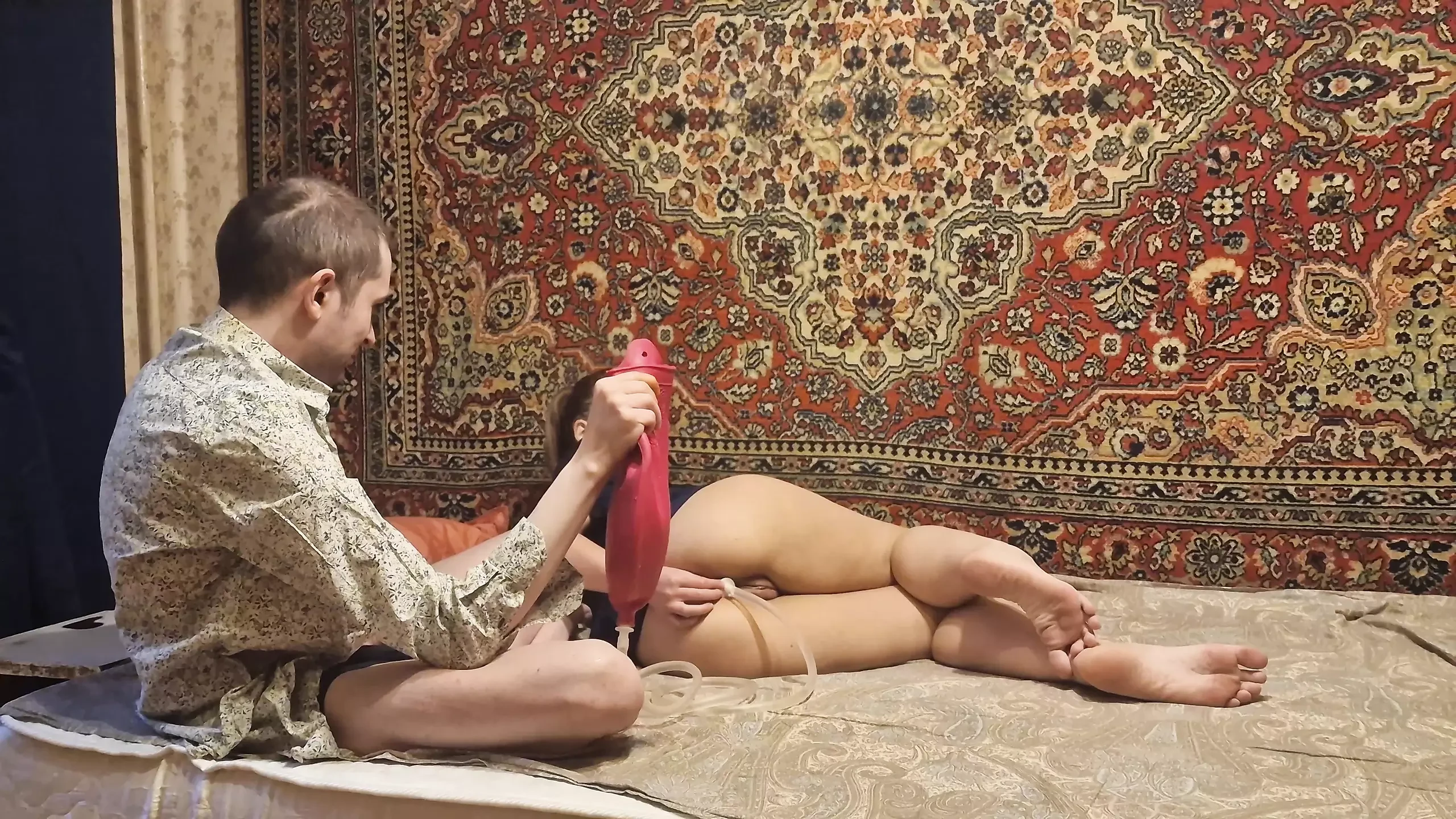 Sasha Earth memberikan enema kepada fetish perubatan Puan Anastasia