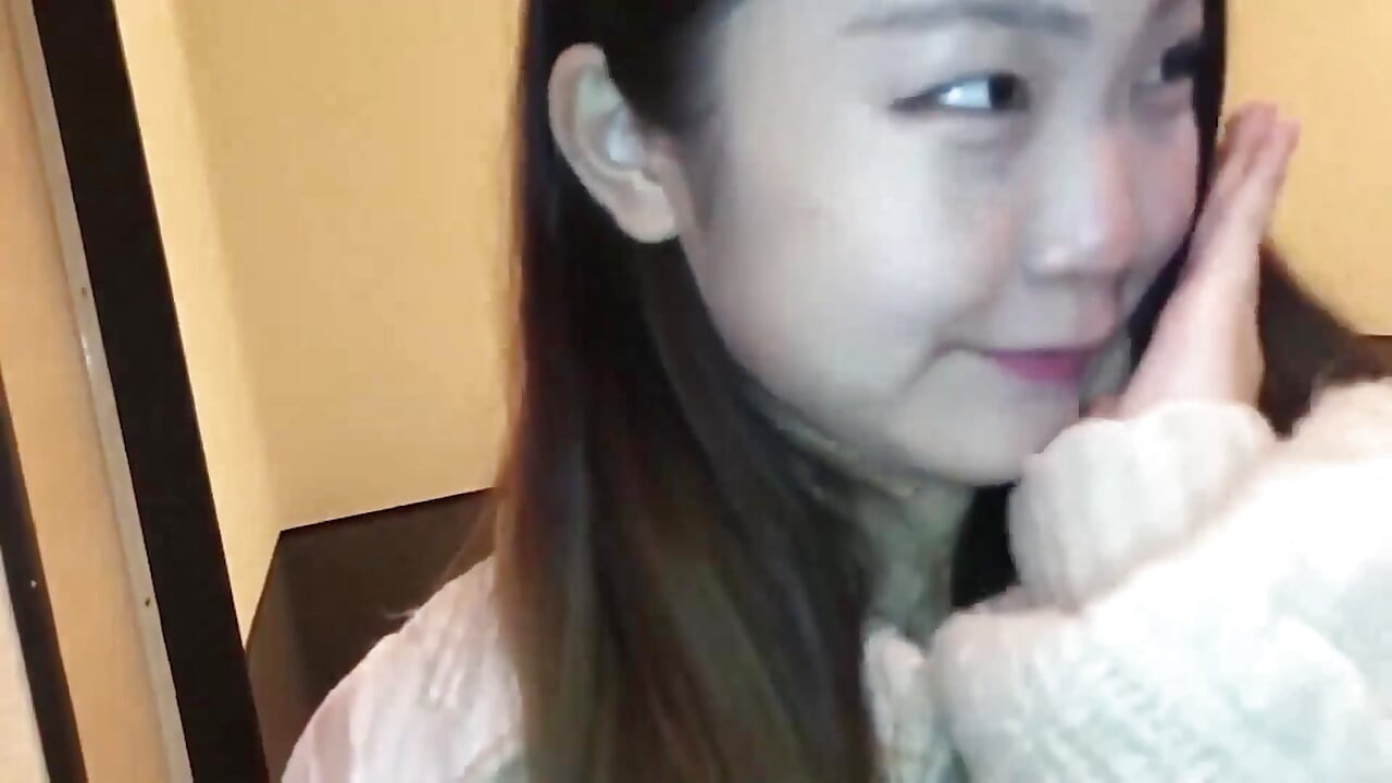 Asyalı tatlı genç kızın içine boşalıyor