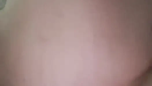 Schlampe nimmt schwanz von handwerker und er fingert sie, während ehemann weg ist