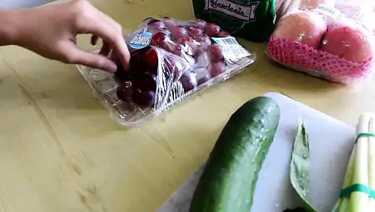 Remaja Asia yang lucu menikmati dalam fetish makanan