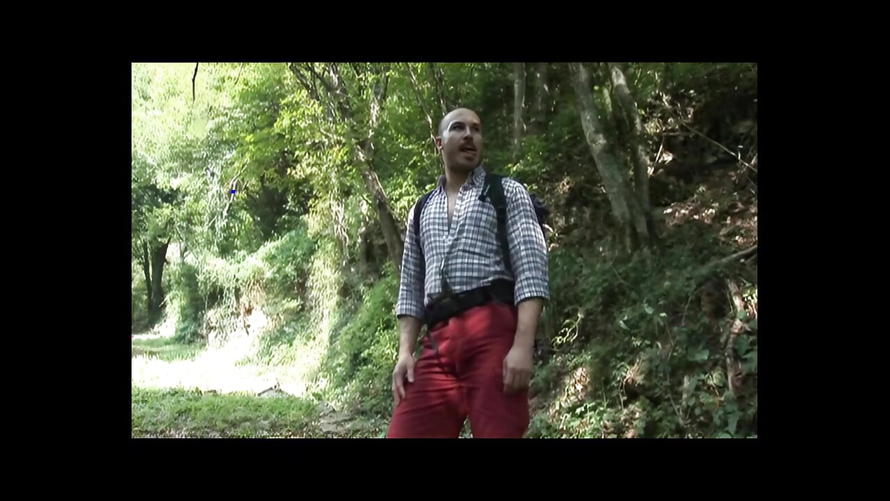 BBW MILF Przyłapany na sikaniu w lesie przez młodego człowieka z Twardym kutasem