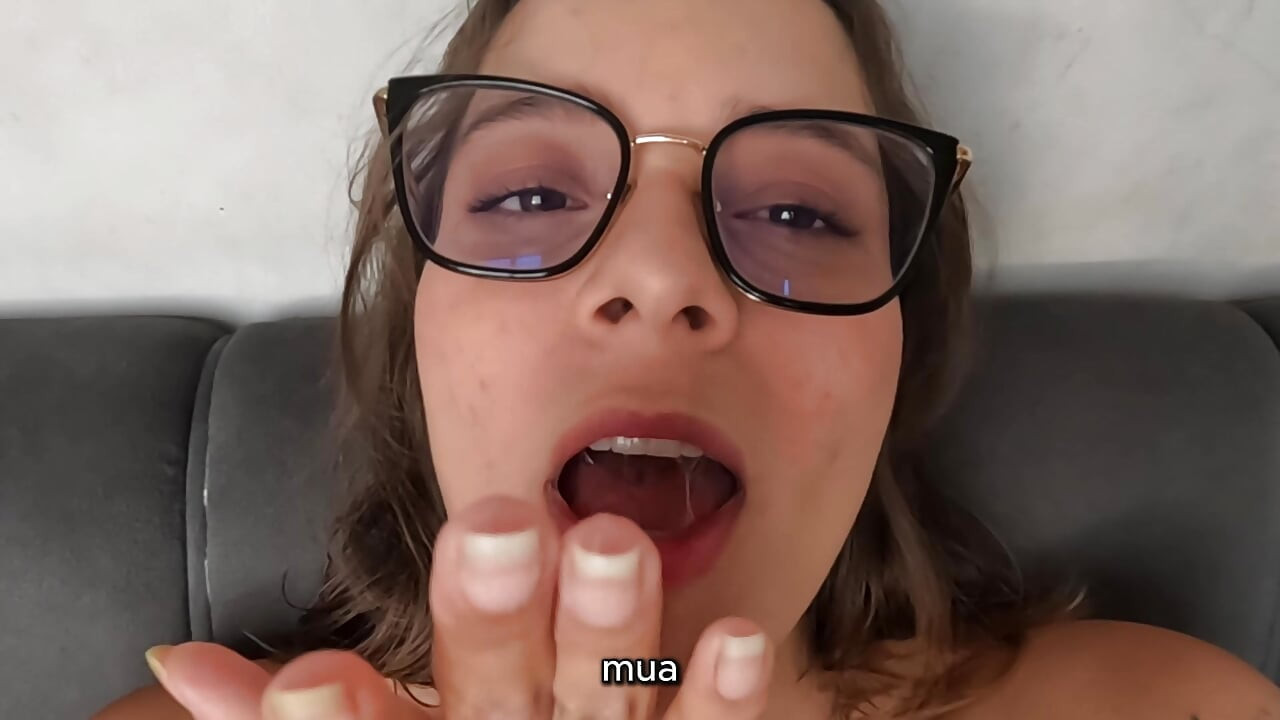 Die schwangere Frau reagiert auf ein Hentai-Video und ist völlig schockiert über das, was sie verursacht hat.