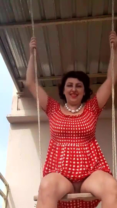 سيدة جميلة تتأرجح بدون سراويل داخلية على أرجوحة في الهواء الطلق. حركة بطيئة 127 2 | مقطع 1