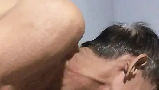 Karımın amına kaşık sokuyorum