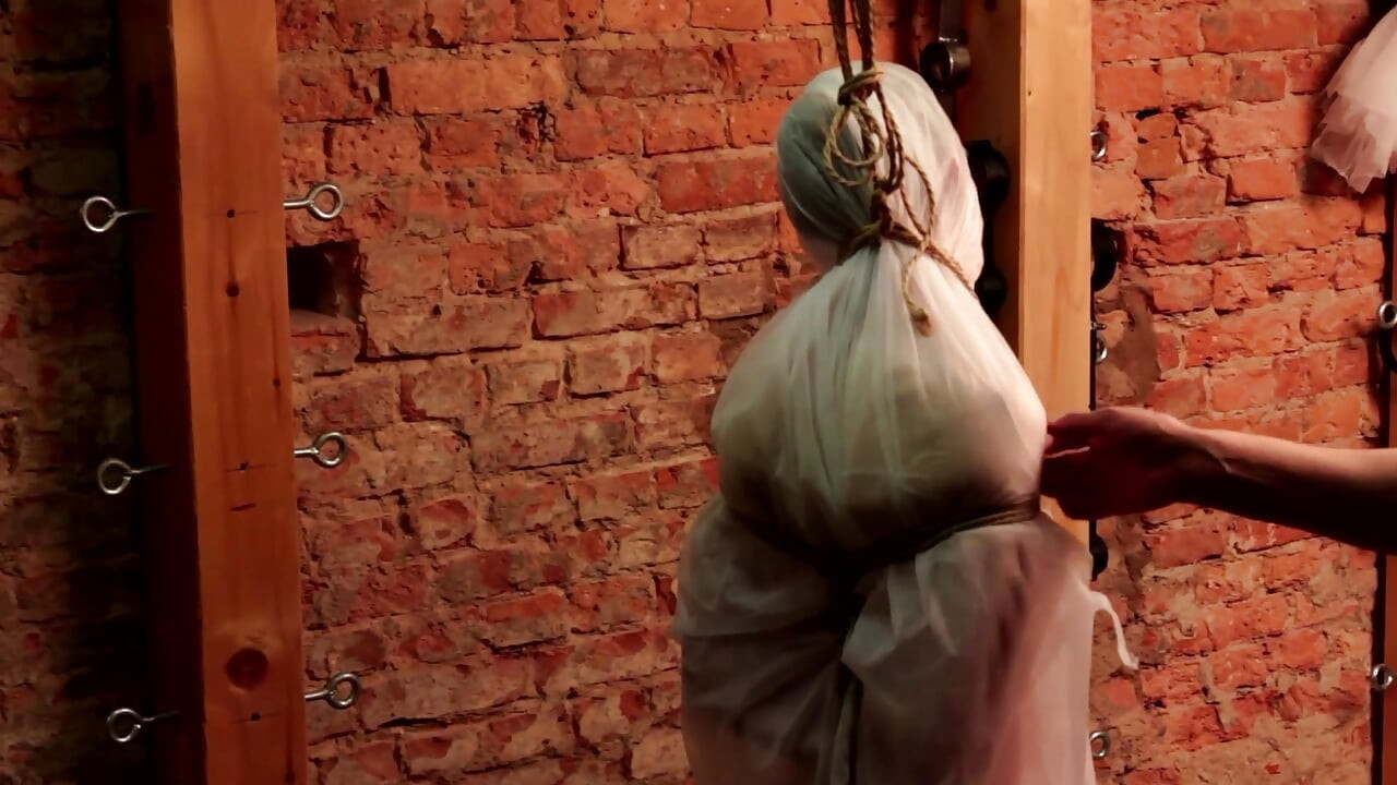 Atada y castigada: puta esclava envuelta apretada en tormento bdsm hardcore