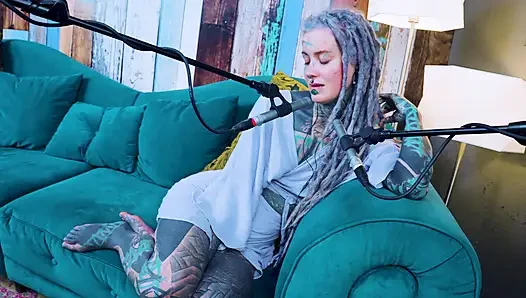 Ich spreche über U - unbequem - ASMR podcast SFW spricht goth dünnes mädchen dreadlocks tattoo-modell inked mädchen