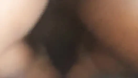 Jan Janet'in içine sert boşalıyor ve çığlık atarak sikişiyor