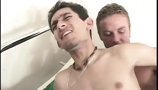 İki biseksüel erkek hemşire doktorda genç bir kızla yaramazlık yapıyor