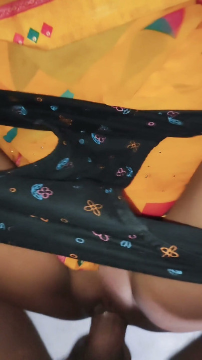 Καθαρός ήχος Χίντι Η καυτή Anjali Bhabhi με κίτρινο Saree και ο Devar χτύπησε το καυτό σφιχτό μουνί της Desi Bhabhi Devar σκληρό γαμήσι | Κλιπ 1
