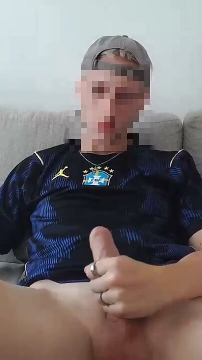 Irmão safado é flagrado batendo punheta depois do treino de futebol
