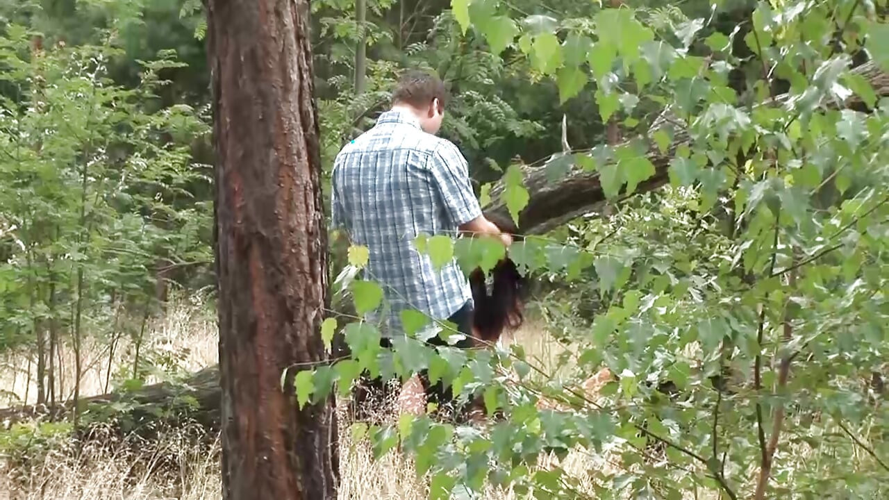 Morena alemana tomando una polla monstruosa en el bosque
