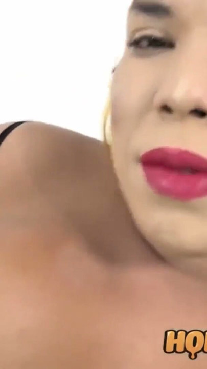 자위하면서 큰 딜도를 사용하는 란제리 라틴계 트랜스젠더 | 클립 2