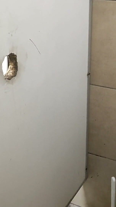 Ægte gloryhole. Gloryhole på offentligt toilet | Klip 1