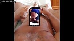 Brizzolo se masturba enquanto assiste um urso bonito em seu smartphone