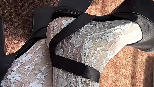 Stoking putih dan sepatu hak tinggi di kakiku