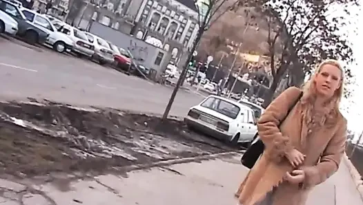 Dieses Schöne Vollbusige Mädchen Masturbiert Auf Der Straße Und Gibt Zu Hause Einen Blowjob