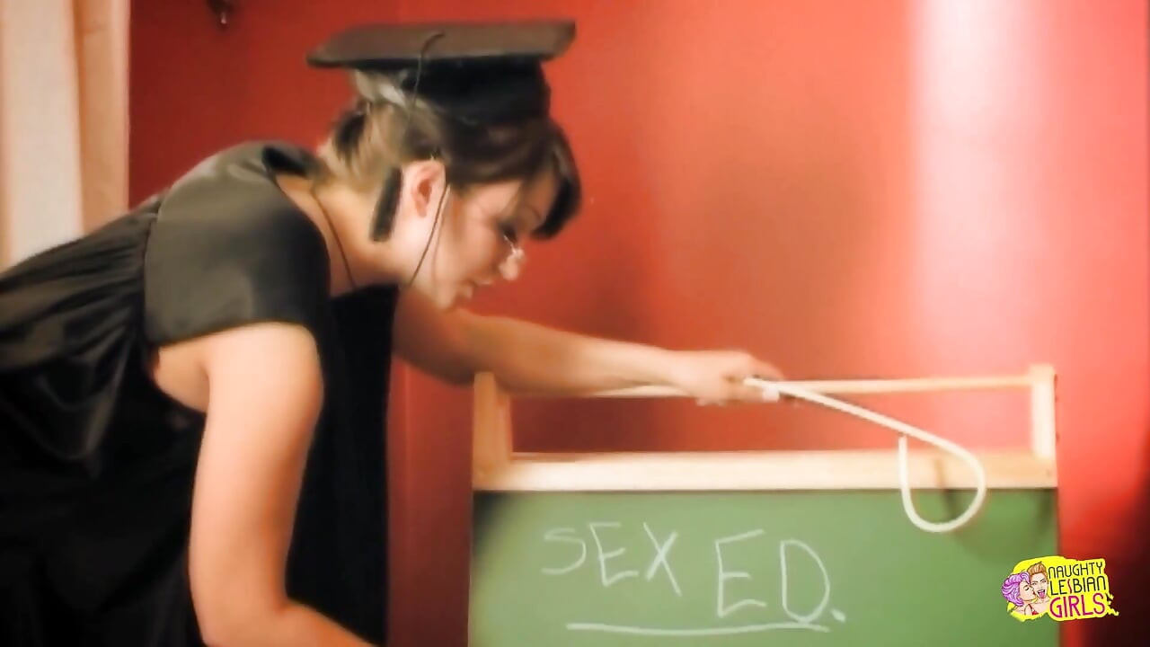 Nádherná učitelka se sexem najde nejlepší způsob, jak se vypořádat s línou lesbickou blondýnkou