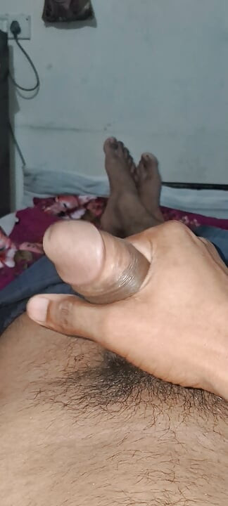 Ladka deshi bhabhi ko wash room mai dekh kar apne ling ko dilatation hai  or hila hila kar apna Jo's Gira deta hai iske bad fir bhabhi uska