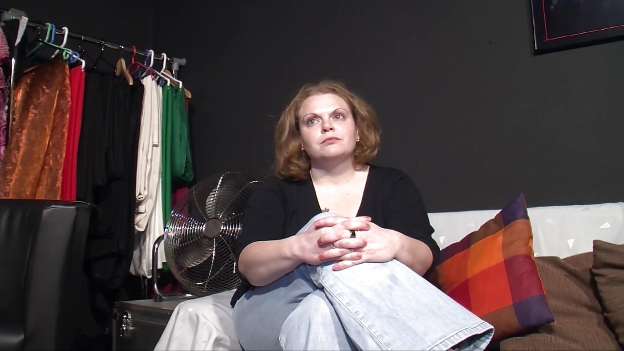 Dikke Duitse slet propt haar poesje met een grote dildo