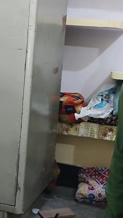 Üvey annem kızgın, flört ediyorum sonra götüne parmak sokuyorum, üvey anne ayakta sikişiyor | Klip 1
