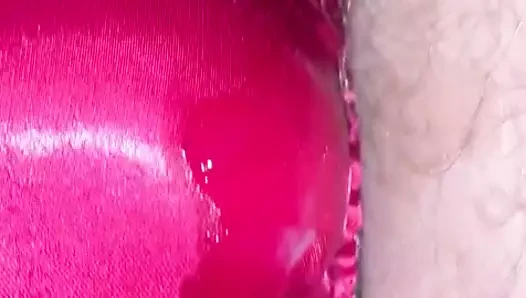 Travesti eller pembe saten külota boşalıyor
