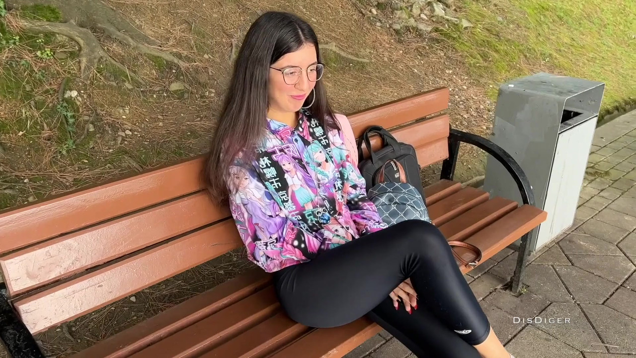 在街上捡到一个美眉，操了她，还戴上了她的眼镜