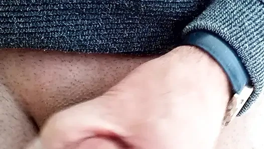 Boşalana kadar mastürbasyon yapıyor!