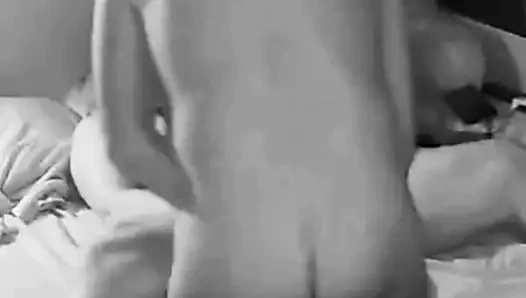Aynı anda amımı yarağı ve 10 inçlik şişman bir dildoyla genişlettim