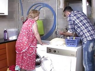 La abuela sacudiendo en la lavadora