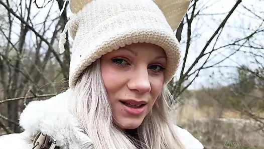 Forest fox zeigt ihre füße und masturbiert in der natur!