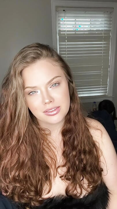 Domina MILF en cuir qui prostitue son sissy en jeu de rôle